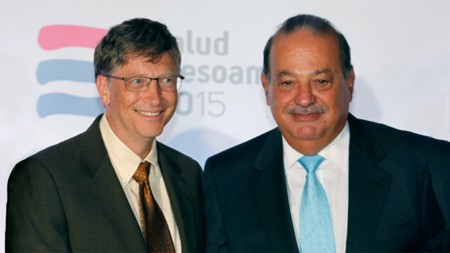 Bill Gates đã vượt mặt Carlos Slim (phải) để dẫn đầu bảng xếp hạng.